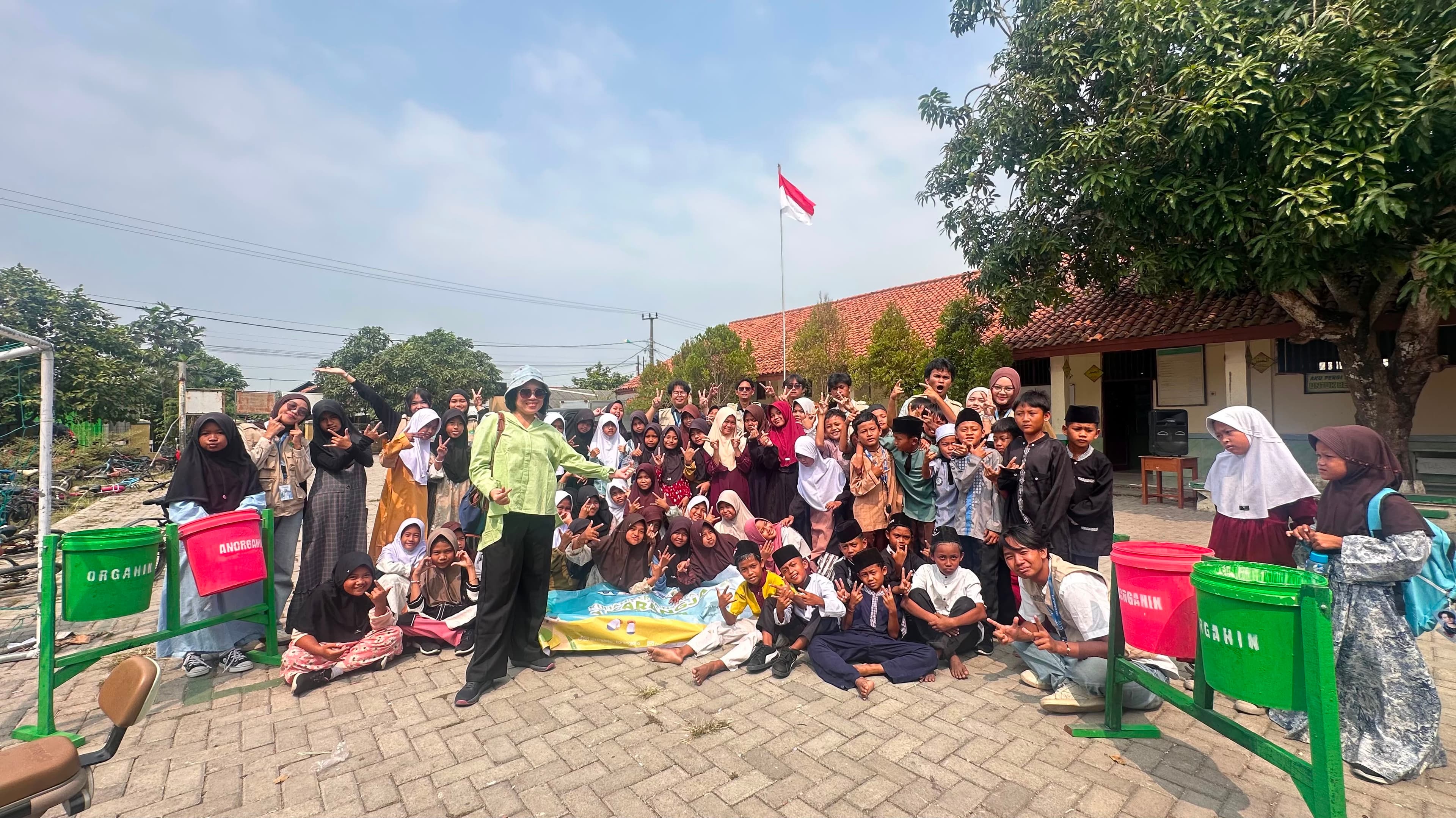 Pelaksanaan Program BANK-SIHAT (Bank Sampah & Hidup Sehat) di SDN 01 Karangjaya